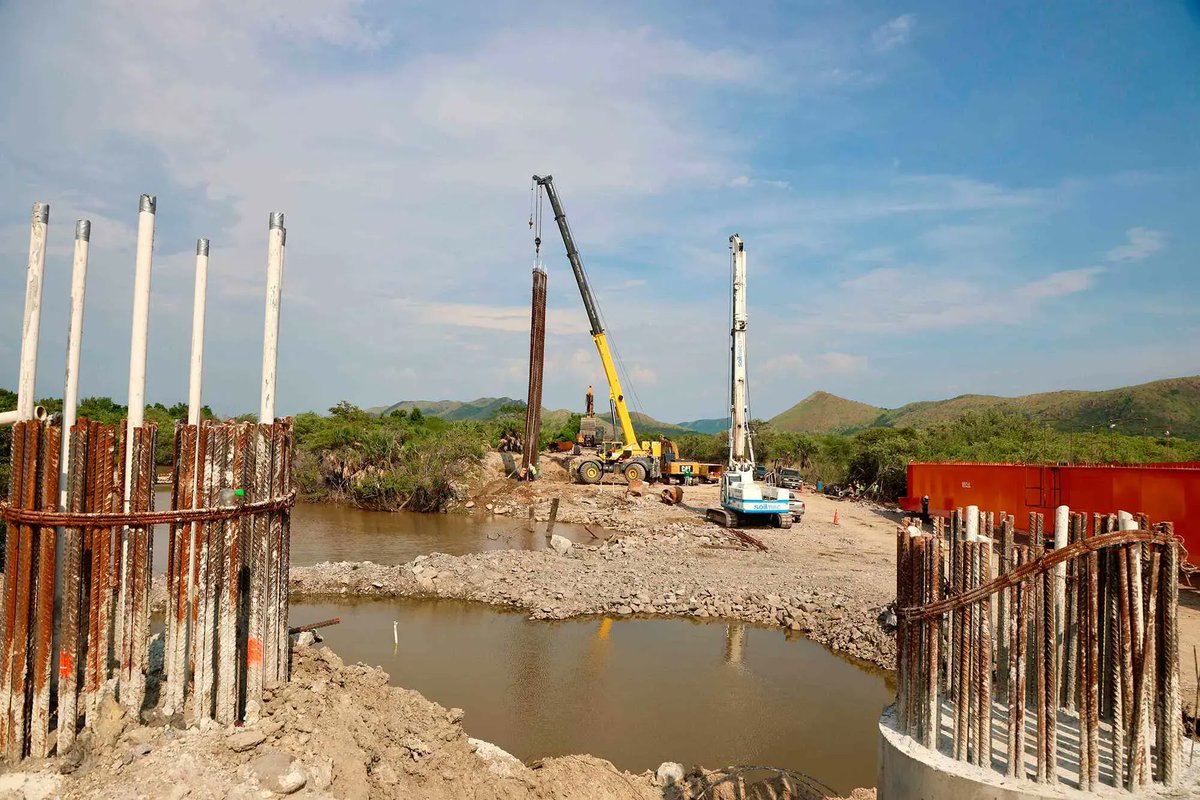 pulitzercenter's tweet photo. Polluted water, infertile land, and the death of thousands of animals are some of the consequences of the Interoceanic Corridor of the Isthmus of Tehuantepec, currently under construction.

@AleCrail, @valeros11 &amp; @diego_prado_al for @El_Universal_Mx.

👉 https://t.co/r607RqSfKk https://t.co/MMjOfgBlYt