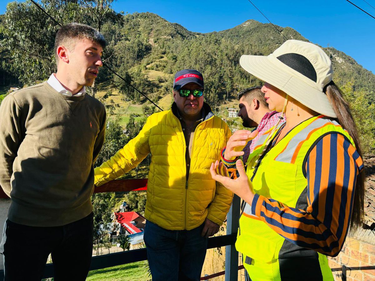 MIT_Ecuador's tweet photo. #Azuay | Junto a técnicos y autoridades del @BancoMundialLAC y #MTOP, recorrimos la vía Cuenca-Molleturo-El Empalme para identificar los puntos críticos. Hemos priorizado 5 para su intervención, que serán financiadas por este multilateral. https://t.co/EZgbP0T4b4