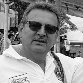 En la partida de nuestro amigo Carlos Bustos Patiño.
Estimado Carlos, gracias por todo, gracias por tu último mensaje. 
Eres ejemplo para nosotros, tu vocación y tu militancia no desfallecieron, tu capacidad de entendimiento con todos y todas hacen que hoy, sin divisiones, en el