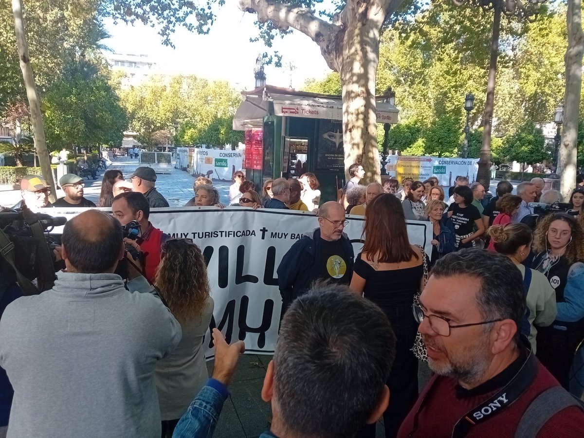 Iniciativa_SVQ's tweet photo. Nos hemos manifestado en #SevillaHoy a las puertas del @Ayto_Sevilla contra los incumplimientos del @jlsanzalcalde y mostrar el rechazo a la nueva normativa sobre viviendas de uso turístico que implicará su extensión más allá del casco histórico.
#Stopturistificación https://t.co/titG8QXkJ5