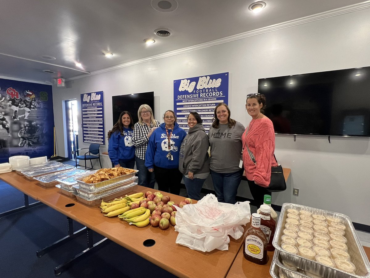 BigBlueFB's tweet photo. Great job ladies! We appreciate you so much for taking care of us! Huge shout out to @lovemetenders for hookin’ us up tonight!
#GoBigBlue
#Wateloo
#comevisittheschwarm https://t.co/mQ64EnaY15