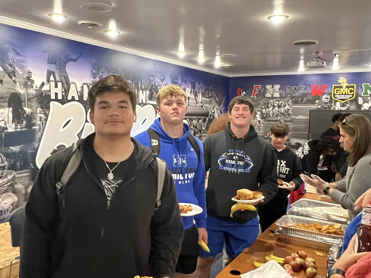 BigBlueFB's tweet photo. Great job ladies! We appreciate you so much for taking care of us! Huge shout out to @lovemetenders for hookin’ us up tonight!
#GoBigBlue
#Wateloo
#comevisittheschwarm https://t.co/mQ64EnaY15