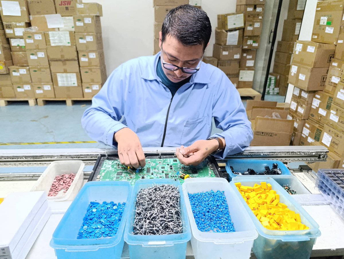 INEN_EC's tweet photo. 📍#Cuenca | Visita técnica a la empresa #Cielectronics del Grupo Ortiz, que fabrica tarjetas electrónicas inteligentes para televisores, impulsando de manera significativa la economía del país. https://t.co/9jt9ceaQlk
