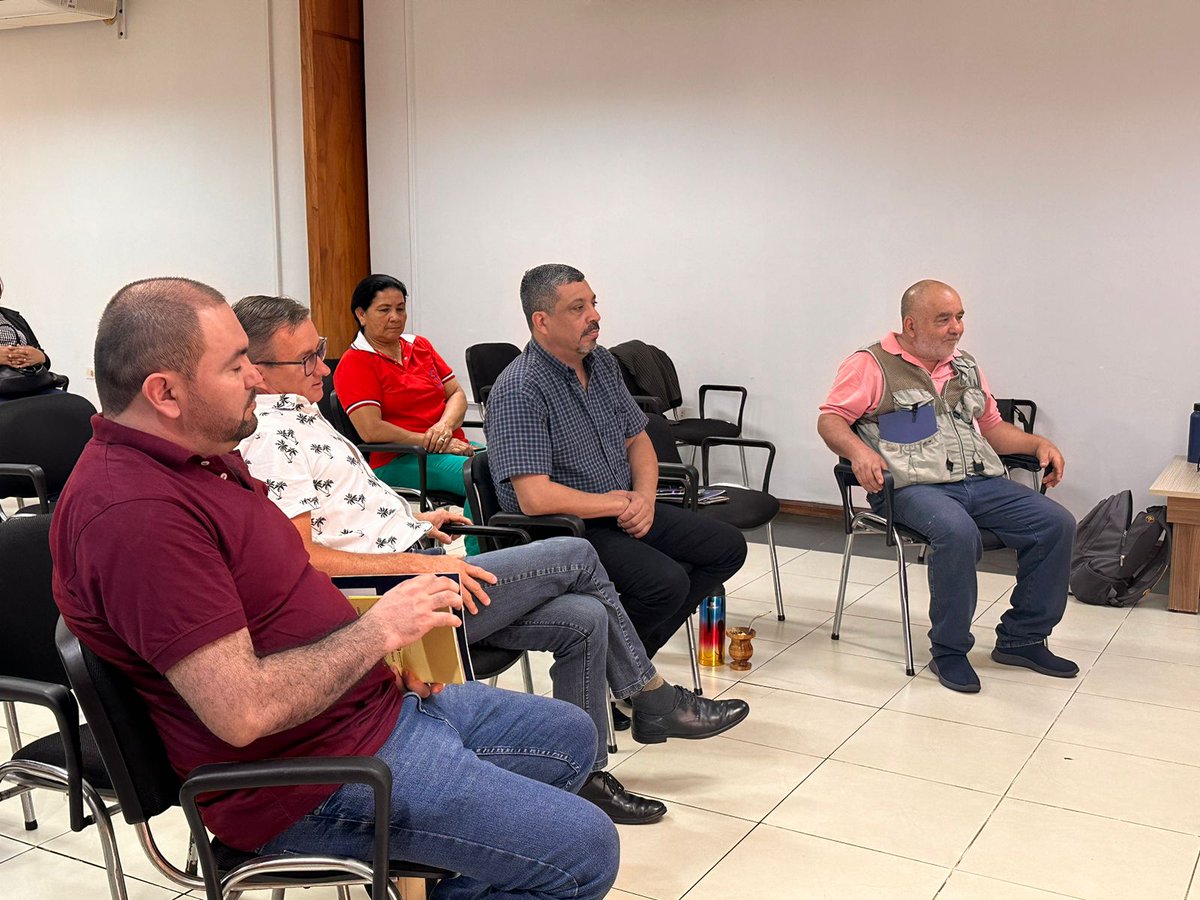 El espacio contó con el apoyo de la Coordinadora de Derechos Humanos del Paraguay (CODEHUPY) y la Asociación TEDIC.
Durante el encuentro los comunicadores pudieron acceder a un taller sobre seguridad digital para periodistas facilitado por Mariela Cuevas, de TEDIC.