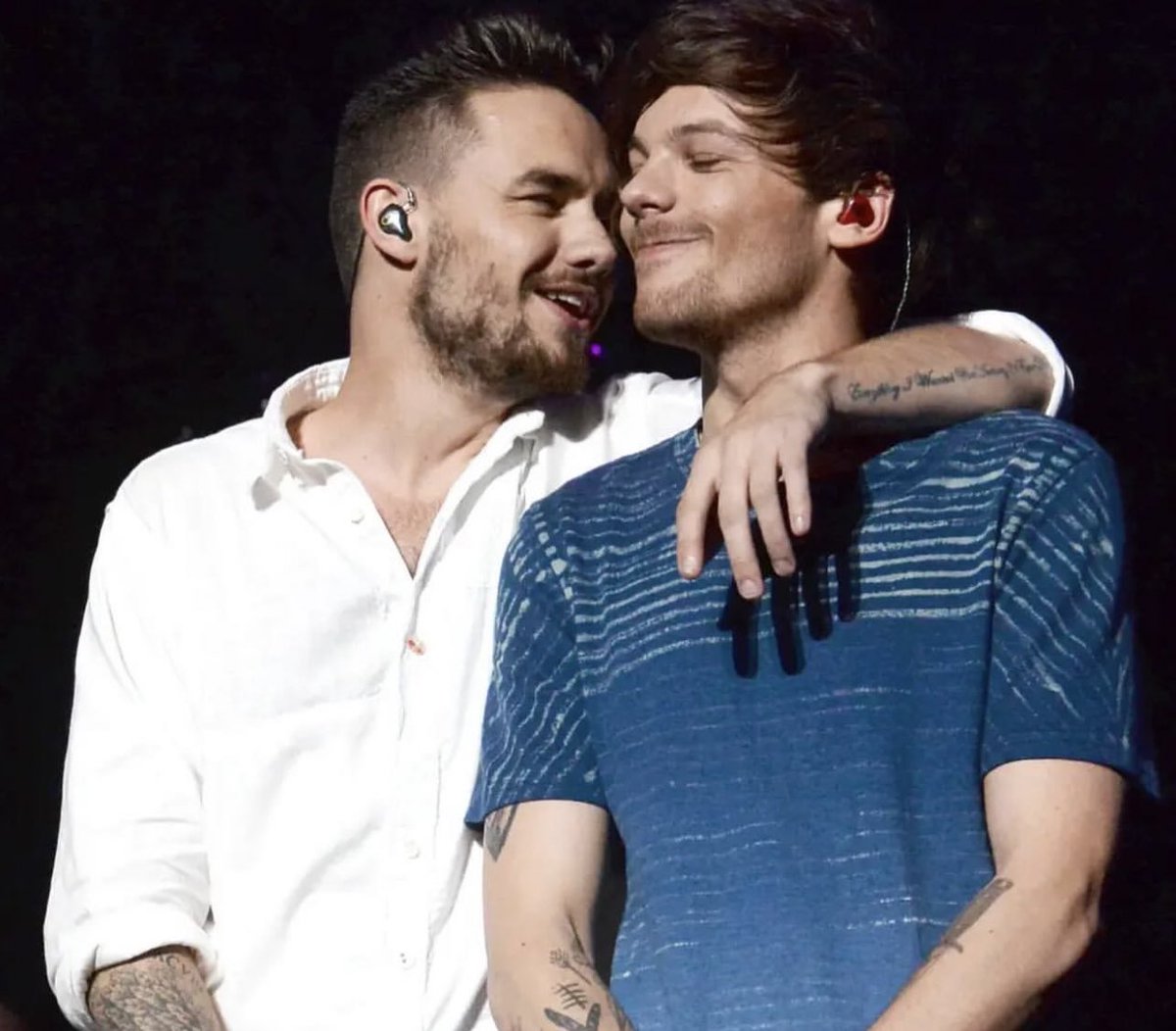 TBESTHL's tweet photo. estoy realmente destruida con el mensaje de louis a liam

“Estoy devastado por escribir esto, pero ayer perdí a un hermano. Liam era alguien a quien admiraba todos los días, un alma positiva, divertida y amable.

Conocí a Liam cuando él tenía 16 años y yo 18. Su voz me sorprendió instantáneamente, pero lo más importante es que, con el tiempo, tuve la oportunidad de ver al amable hermano que había anhelado toda mi vida.

Liam era un compositor increíble con un gran sentido de la melodía; a menudo hablábamos de volver al estudio juntos para intentar recrear la química de composición que habíamos construido en la banda.

Y para que conste, Liam fue, en mi opinión, la parte más vital de One Direction. Su experiencia desde una edad temprana, su oído perfecto, su presencia en el escenario, su don para escribir. La lista continúa. Gracias por darnos forma, Liam.

Un mensaje para ti, Liam, si estás escuchando.

Me siento muy afortunada de haberte tenido en mi vida, pero me cuesta mucho aceptar la idea de decir adiós. Estoy muy agradecido de que nos hayamos vuelto aún más cercanos despues de la banda, hablando por teléfono durante horas, recordando todos los miles de recuerdos maravillosos que tuvimos juntos, es un lujo que pensé que tendría contigo de por vida. 

Me hubiera encantado compartir el escenario contigo nuevamente, pero no pudo ser.

Quiero que sepas que si Bear alguna vez me necesita, seré el tío que necesita en su vida y le contaré historias de lo increíble que era su padre.

Desearía tener la oportunidad de decirte adiós y decirte una vez más cuánto te amaba.

Payno, mi chico, uno de mis mejores amigos, mi hermano, te quiero, amigo. Duerme bien”