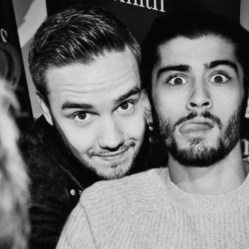 sboficial's tweet photo. Zayn Malik posta dedicatória para Liam Payne:

"Liam, eu me peguei falando em voz alta com você, esperando que você pudesse me ouvir, não consigo deixar de pensar egoisticamente que havia muito mais conversas para termos em nossas vidas.

Nunca consegui agradecer por me apoiar em alguns dos momentos mais difíceis da minha vida. Quando eu sentia saudades de casa, aos 17 anos, você sempre estava lá com uma perspectiva positiva e um sorriso reconfortante e me fazia saber que você sempre foi mais sensato do que eu, você era teimoso, opinativo e não dava a mínima para dizer às pessoas quando elas estavam erradas. Mesmo que tenhamos batido de frente por causa disso algumas vezes, eu sempre o respeitei secretamente por isso.

Quando se tratava de música, Liam, você era o mais qualificado em todos os sentidos. Eu não sabia nada em comparação, eu era uma criança novata sem experiência e você já era um profissional. Eu sempre ficava feliz em saber, não importava o que acontecesse no palco, sempre podíamos contar com você para saber qual caminho seguir.

Perdi um irmão quando você nos deixou e não consigo explicar o que eu daria para te dar um último abraço e dizer adeus a você apropriadamente e dizer que eu te amava e respeitava muito. Eu vou guardar todas as memórias que tenho com você no meu coração para sempre, não há palavras que justifiquem ou expliquem como eu me sinto agora, além de devastado.

Espero que onde quer que você esteja agora, você esteja bem e em paz e saiba o quanto você é amado.

Te amo, bro."