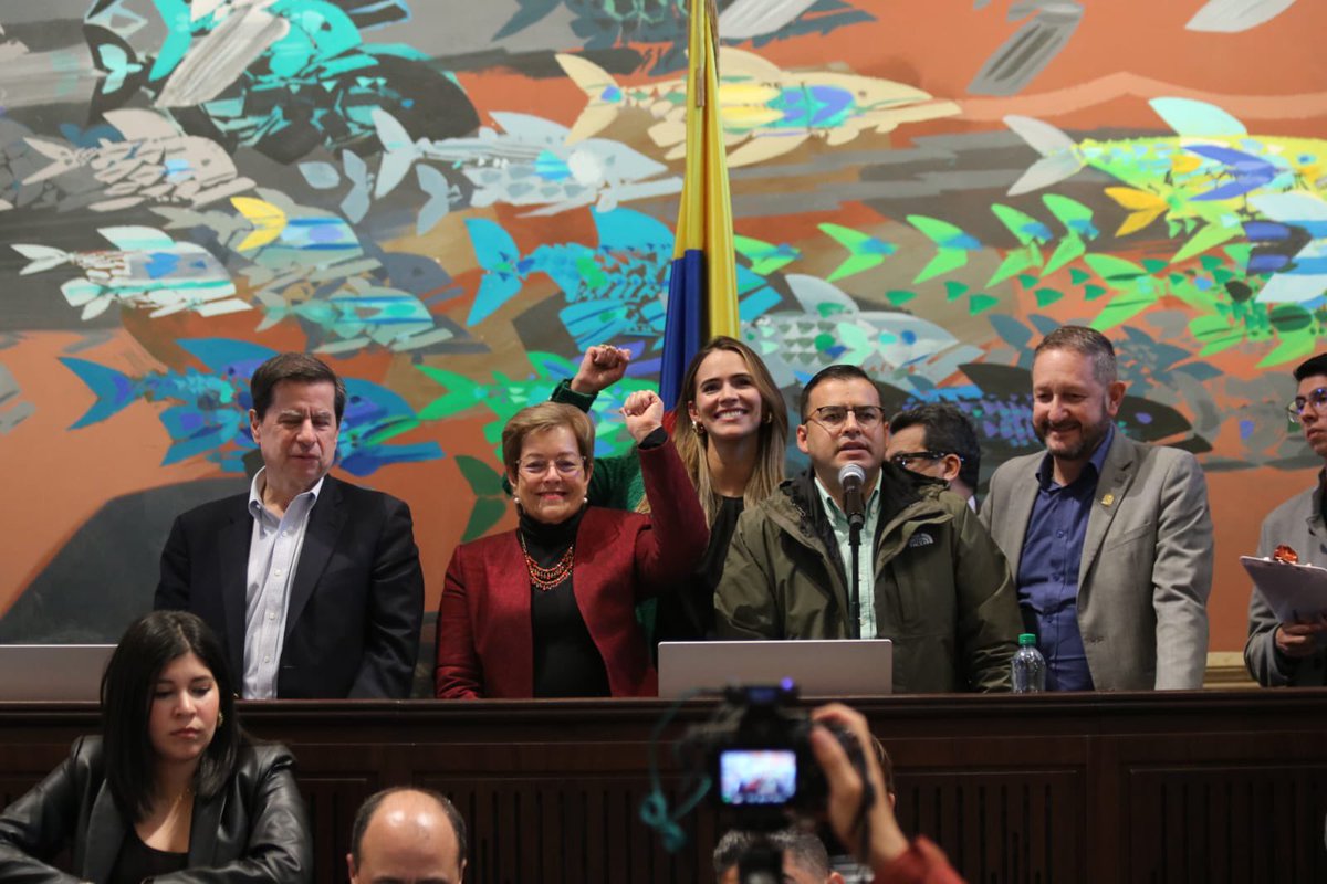 MintrabajoCol's tweet photo. ¡Gran noticia para Colombia! 🇨🇴

La #ReformaLaboral ha sido aprobada en segundo debate por la Cámara de Representantes con 93 votos a favor. ✅

👏🏽 Avanzamos hacia un país con justicia social, recuperando los derechos de los y las trabajadoras de nuestro país. Ahora, la reforma continúa su camino en el @SenadoGovCo.

¡Esto es trabajo como debe ser! ✊🏽