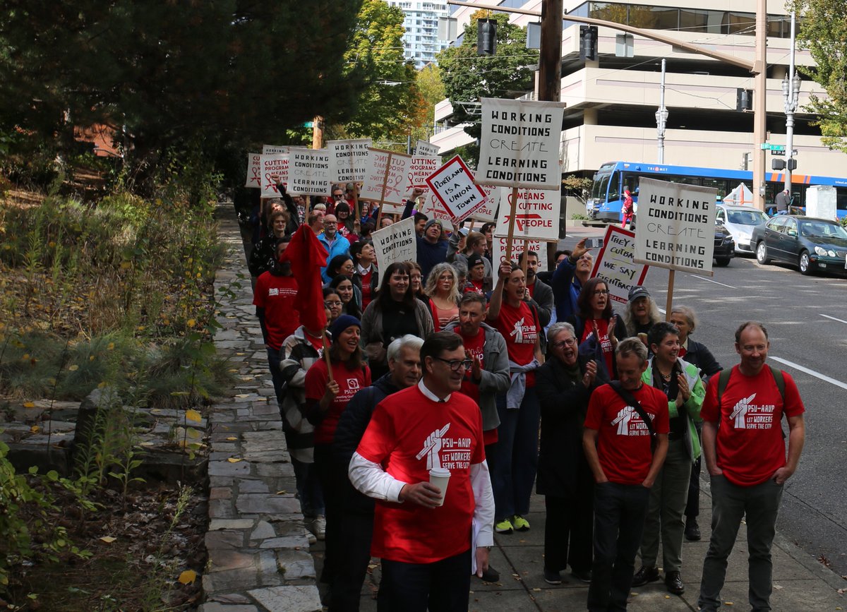 PSU_AAUP's tweet image. 28 business days until contract expiration, over 7.5% of PSU-AAUP just given layoff notices, massive march on the boss, faculty and staff giving  bargaining testimony from an occupation outside @PSUPresident11's office. Tick tock.

Help us fight back: actionnetwork.org/letters/stop-t…