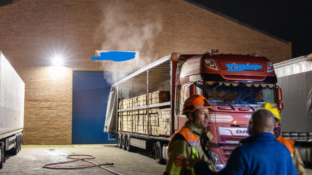 Vrachtauto in brand bij bedrijf in IJmuiden