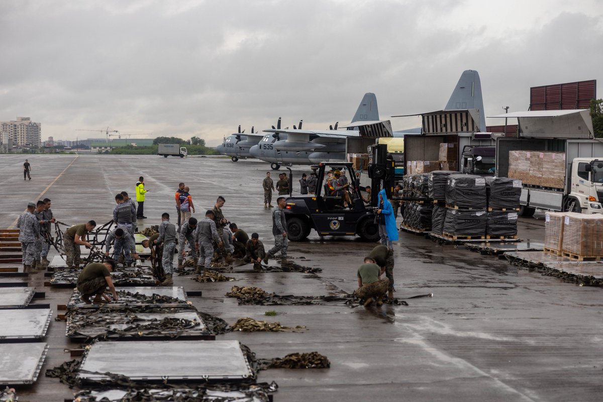 1stMAW_Marines's tweet image. Helping hands

U.S. #Marines with VMGR-152 and @3rdMLG, and Philippine Air Force service members worked together to deliver #USAID family food packs in Laoag, Philippines, Oct. 6, 2024.