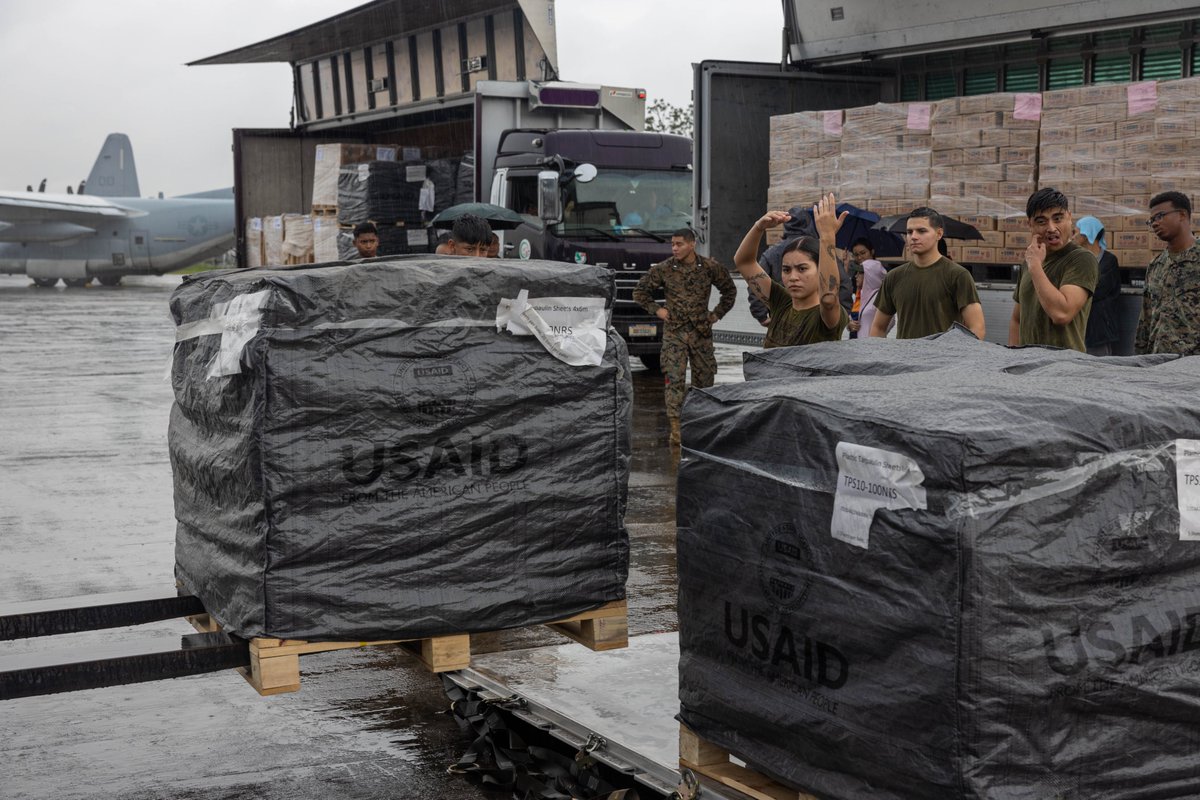 1stMAW_Marines's tweet image. Helping hands

U.S. #Marines with VMGR-152 and @3rdMLG, and Philippine Air Force service members worked together to deliver #USAID family food packs in Laoag, Philippines, Oct. 6, 2024.