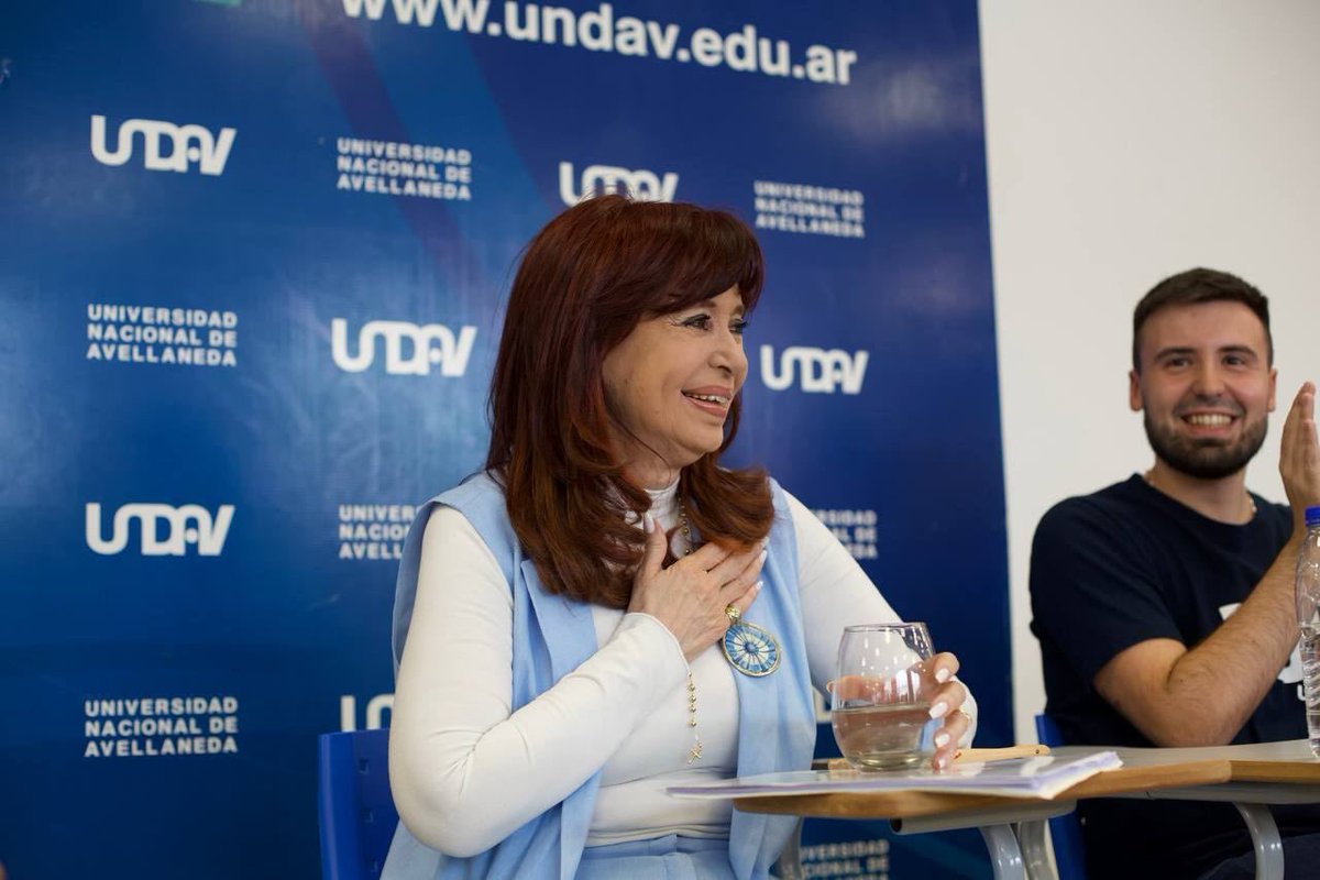 CFKArgentina's tweet image. Estuve en la UNDAV, donde conversamos con estudiantes, graduados, docentes y no docentes que participan de las protestas por el recorte universitario de Milei y recorrimos la Universidad, una de las que fueron inauguradas durante nuestra gestión.