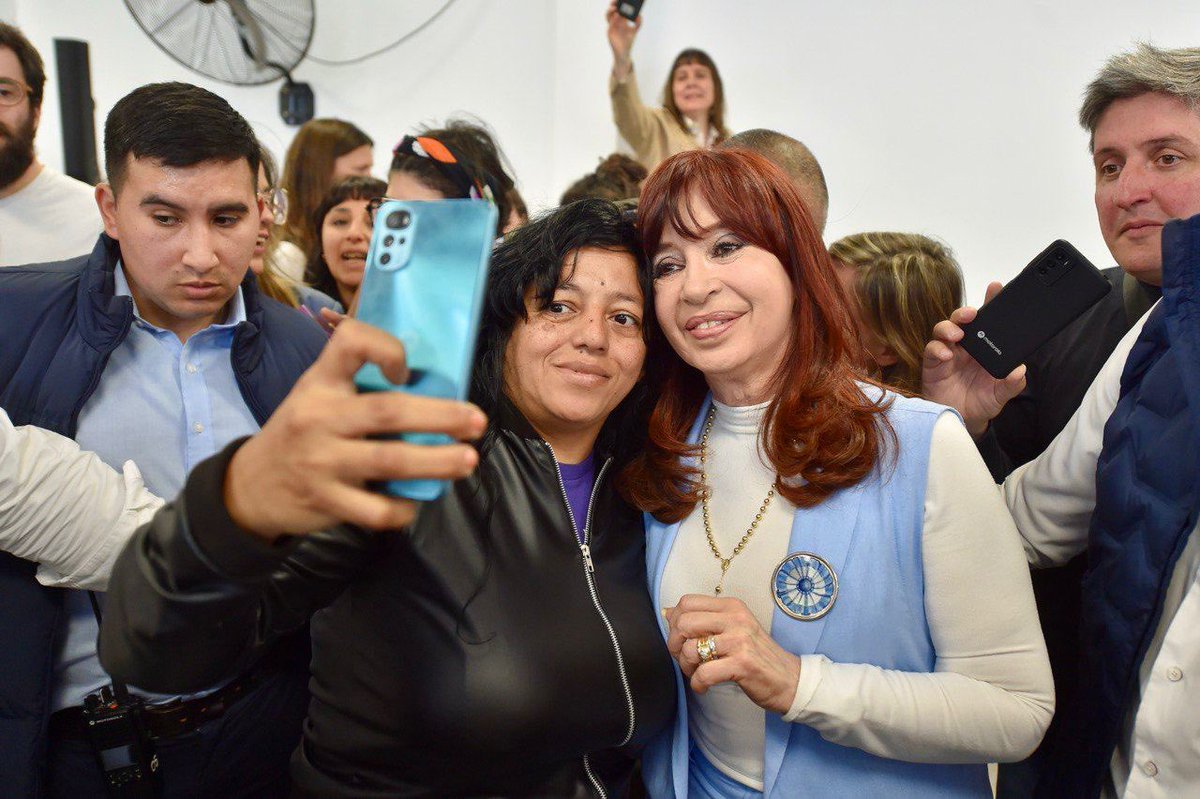CFKArgentina's tweet image. Gracias al rector Jorge Calzoni por el recibimiento y a todos y todas por el cariño.❤️
