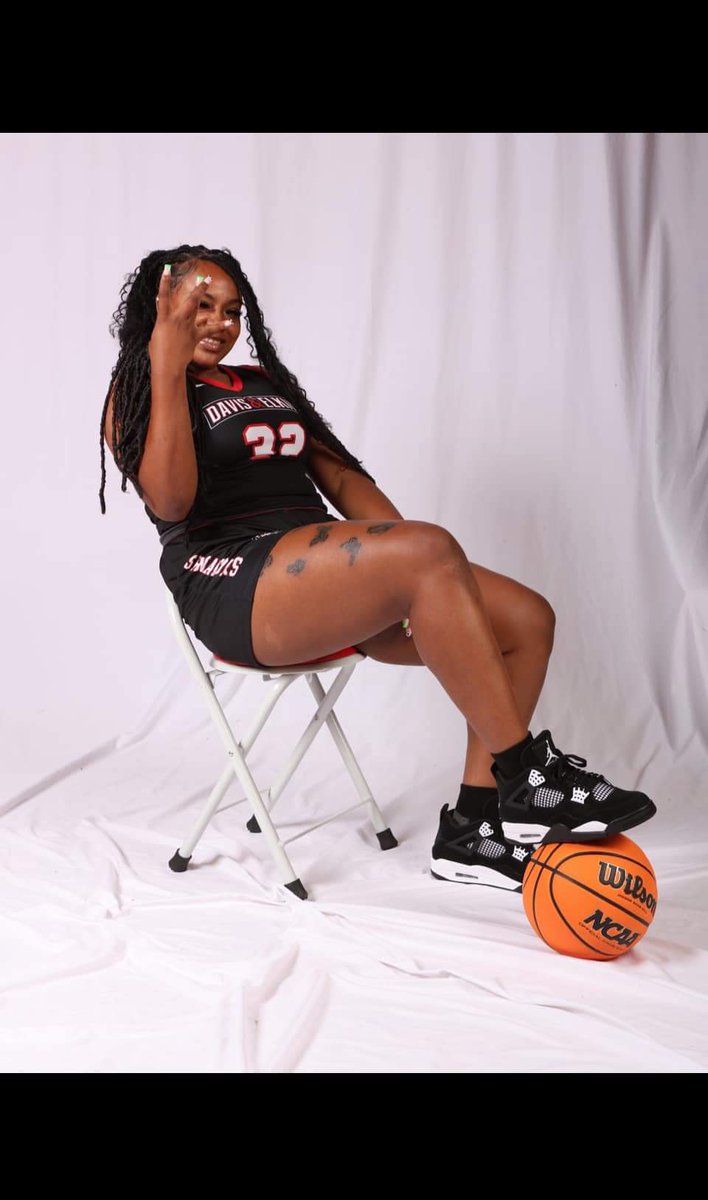 Mook2Phly's tweet photo. You know what s/o to me! I really set the bar in my household. I went to play 3 collegiate sports and graduated and my little sister is in her Sr year playing basketball and my niece is in her Jr year running track! All from the same little house on the westside! https://t.co/YaKeL6tjsV