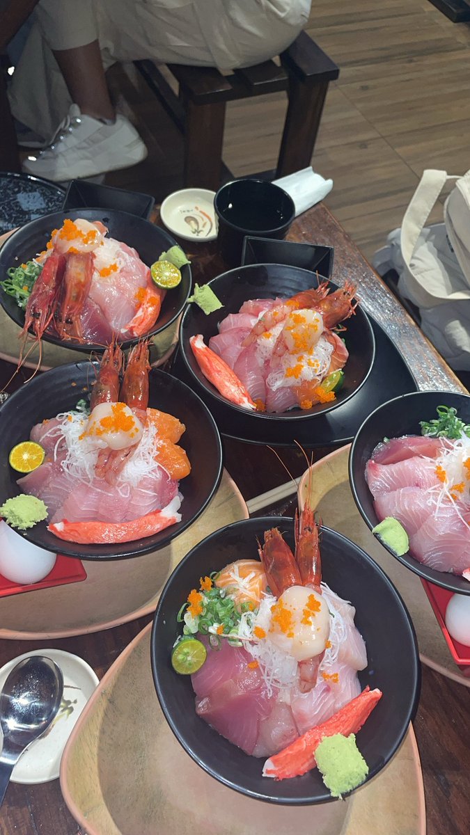 superpokkyporky's tweet photo. ไม่เคยคิดจะไปกินที่ตลาดปลาเพราะว่ามีร้านอื่นอร่อยกว่าเยอะ(เพื่อนไปมาแล้วก้พูดงี้) ปลาดิบที่ฟินกว่าทุกที่ อยู่ตรงสถานีsongjiang nanjing ราคาคือถูกกว่าคุณภาพมากๆๆๆๆ 😭 อยากกลับไปกินอีก https://t.co/EiE99gbaqY