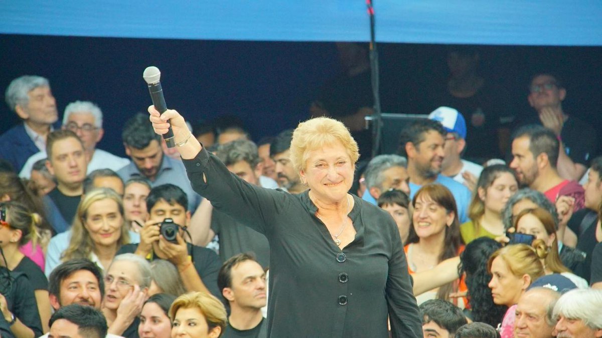 Peronismociudad's tweet photo. Este #17deOctubre reafirmamos la Lealtad a Perón, a @CFKArgentina y al pueblo. Por eso estuvimos Junto a los universitarios, jubilados, y representantes de la cultura dejando claro un mensaje:

El Peronismo se organiza y se ordena con Cristina Presidenta✌️ https://t.co/qUWGBlrRWB