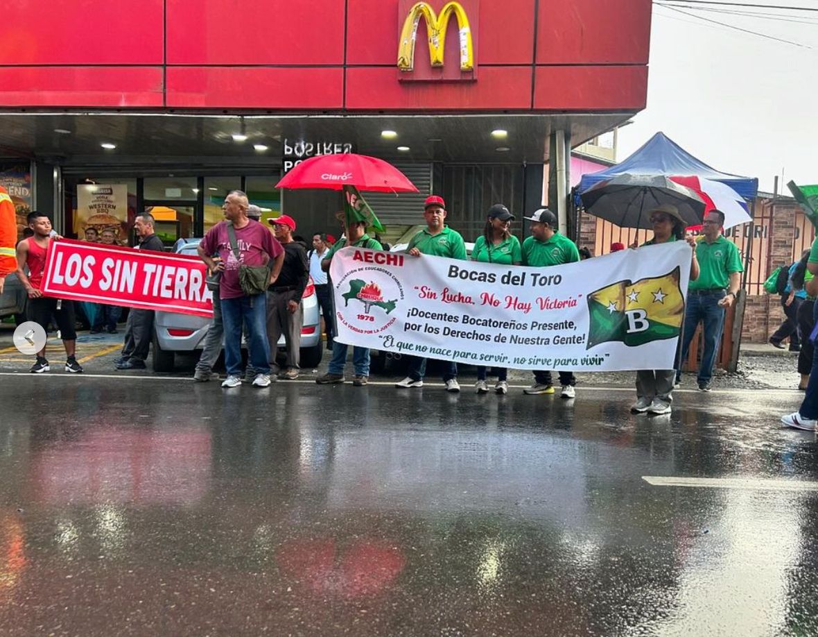 ClaridadPanama1's tweet photo. En Bocas del Toro también hubo marcha.
No a las cuentas individuales. 
Por el sistema solidario. 
Salud Pública gratuita, universal y de calidad. https://t.co/wyHK01uDEk
