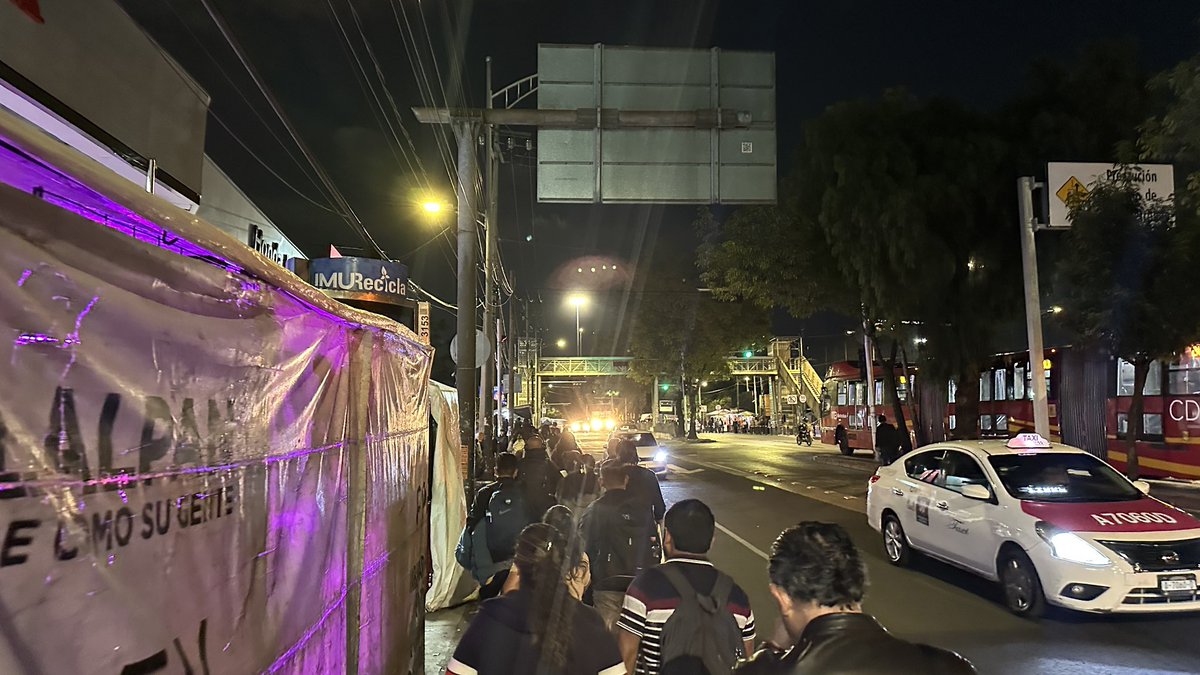 carrillogil's tweet photo. Metrobús la Joya. Ayuda‼️Las banquetas para los comerciantes, se han puesto a pensar, que los peatones corren peligro? Los ambulantes pagan luz? @TlalpanAl @Gabyosoriohdz @CFE_Contigo @SSPCMexico @MetrobusCDMX @TlalpanVecinos @TlalpanHistoria @TlalpanCivico https://t.co/hIqMIXoET5