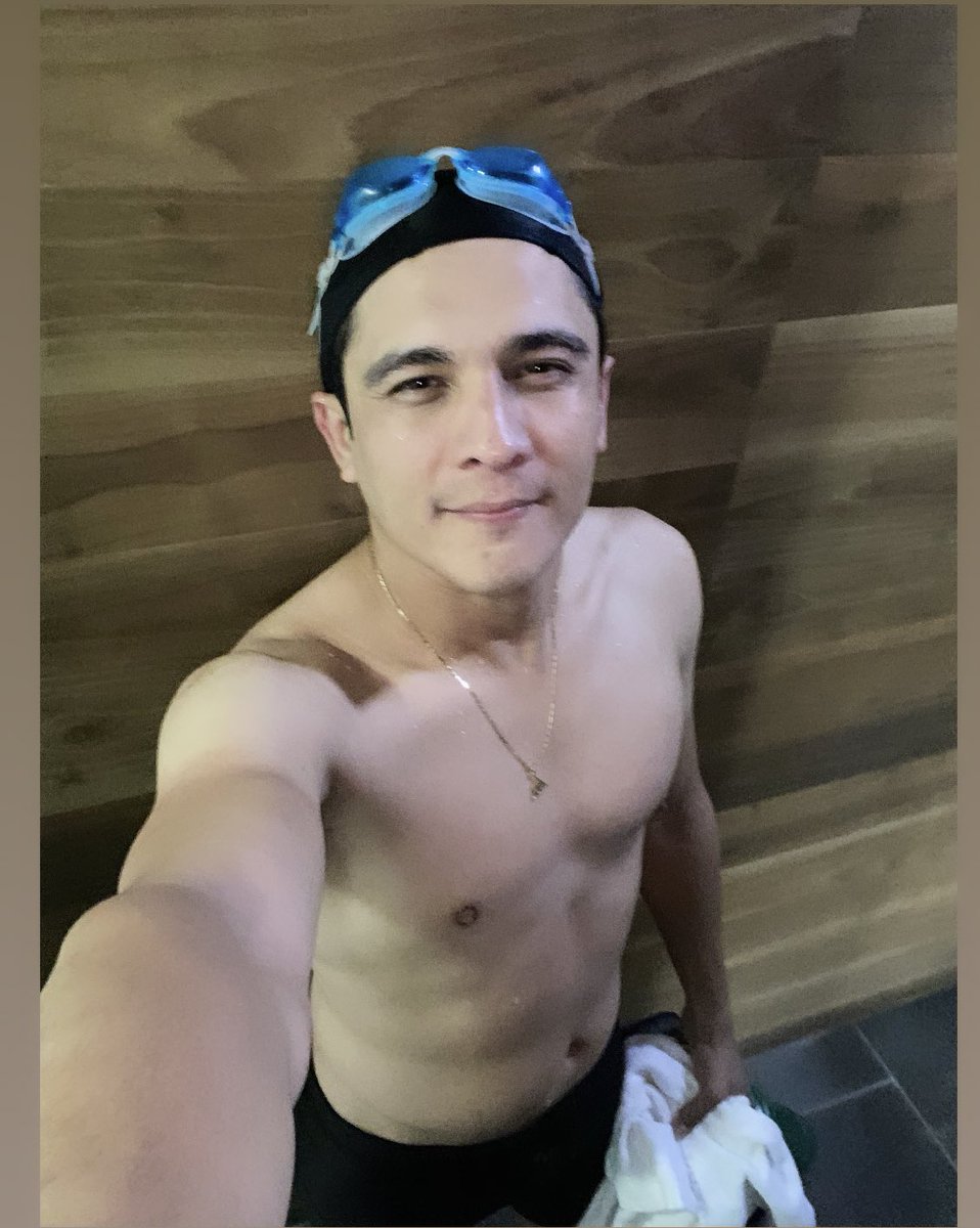 Ojalá ya solo con los sentimientos fuera suficiente! 

Pero nooooo! 

¡Lo quieren a uno sin panza! 🥹