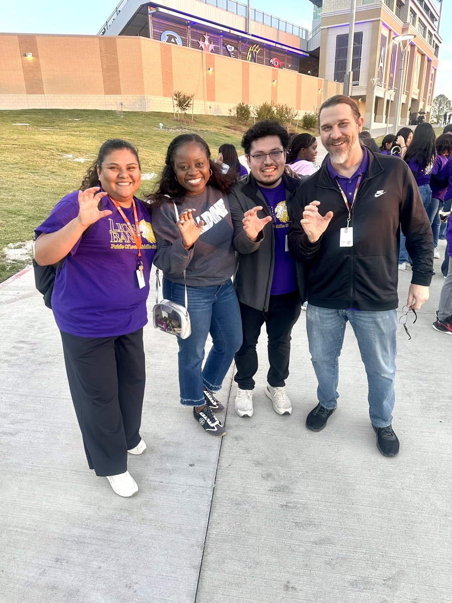 Had a wonderful time connecting with some of our talented Lewis MS band members before the game tonight! Their enthusiasm is contagious! I was also thrilled to learn that three of our amazing band directors are SHSU alumni! 🧡🤍🐾