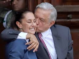 BotDe20Millones's tweet photo. Aprovechando lo de García Luna, hablemos de corrupción:

🚩En 2004, el entonces jefe delegacional de Tlalpan, Carlos Ímaz, quien era esposo de Claudia Sheinbaum en ese momento, fue captado recibiendo dinero del empresario Carlos Ahumada

📢 Se dice que ese dinero fue para amlo. Pero Claudia sacrificó a su esposo y Imaz asumió la culpa.

📍Al final Amlo agradeció la lealtad de Claudia y hoy es presidentA.

🚩En 2004, René Bejarano, esposo de Dolores Padierna, quien en ese momento era secretario particular de López Obrador, fue exhibido en un video recibiendo fajos de billetes, también, por parte de Carlos Ahumada. 

📢 El dinero también fue a dar a los bolsillos de López Obrador. 

📍La recompensa fue que Dolores hoy es vicepresidenta de la Cámara de Diputados. 

¿Casualidad que dos funcionarios de amlo fueran captados recibiendo moches y que sus esposas tengan cargos públicos?

No hay un video o foto de García Luna recibiendo moches pero más de un familiar y funcionarios de amlo hay muchísimos.

El corrupto siempre ha sido López Obrador.