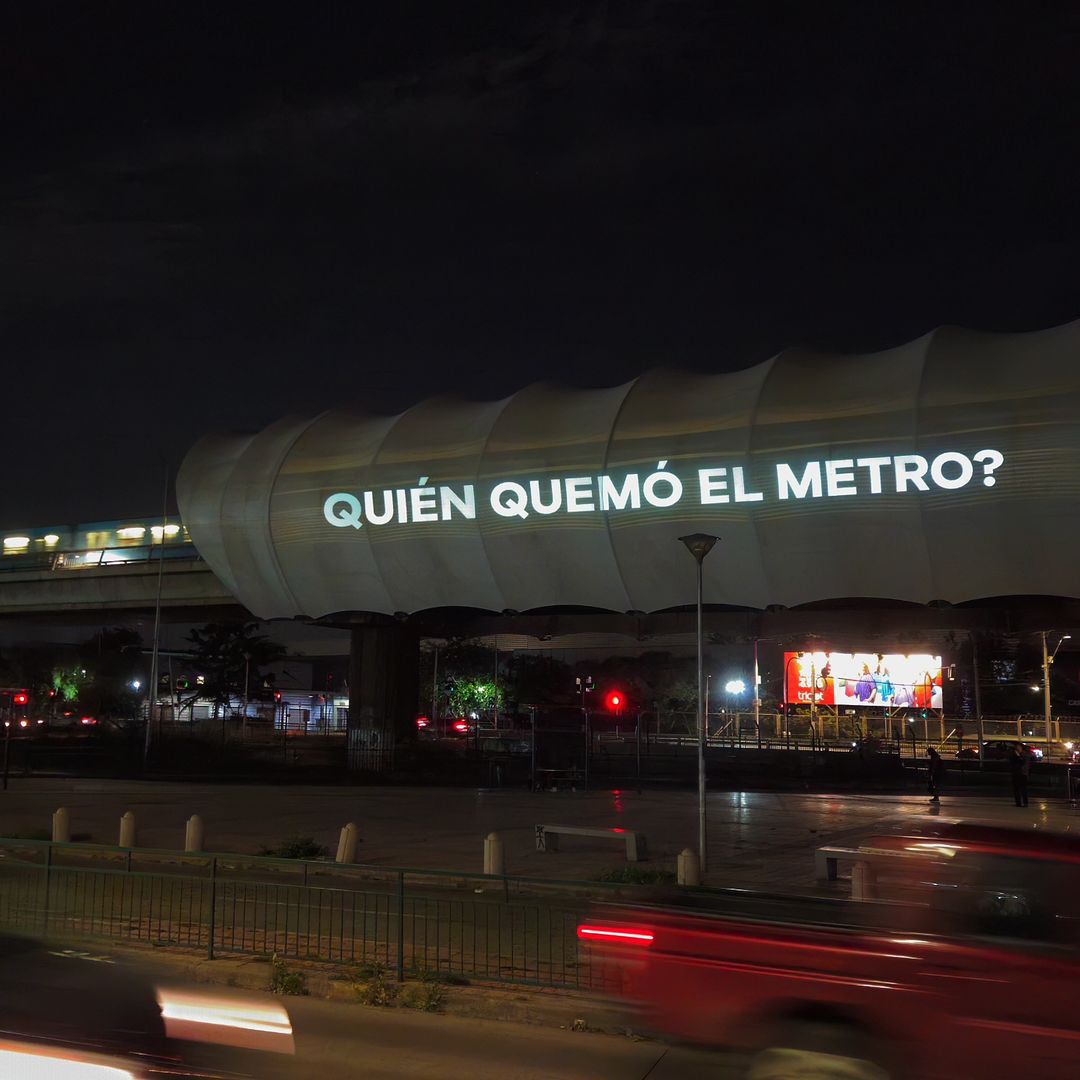 ¿Quién quemó el metro?
Las demandas siguen intactas ⚡️

Intervención lumínica en una estación del Metro de Stgo de Chile a 5 años de la Revuelta del 18 O.
📸delightlab en Ig
#EstallidoSocial #18Oct2019