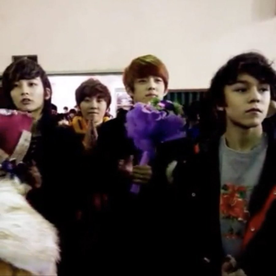 나 진짜 이사진 개.조아함
저 메로나시절 애기들이 나름 형아라고 꽃다발 하나씩 꼬옥 챙겨들고 기특하단 표정으로 찾아간 데가
막내 >>>중학교 졸업식<<< 이라는 점이........