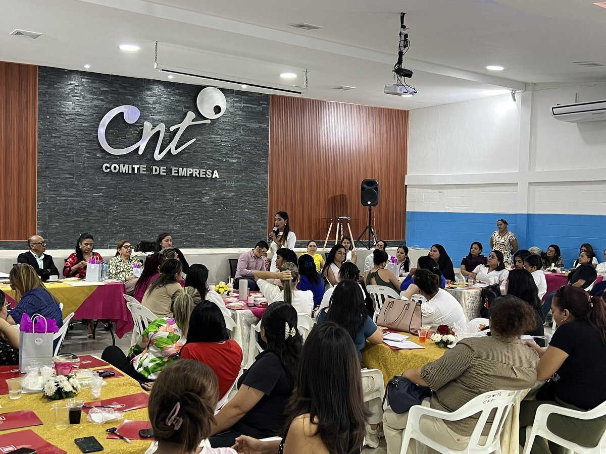 Genesiss_31's tweet photo. 📢 Encuentro de empoderamiento femenino con el Frente de Mujeres Trabajadoras de CNT bajo el lema: ¡Rompiendo Barreras! 💪♀️
Se destacó la importancia del rol de las mujeres en el sector productivo. Agradezco al Dr. @oacv1964 por su liderazgo, invitación y reconocimiento 🌟 https://t.co/uIOnCc3bmQ