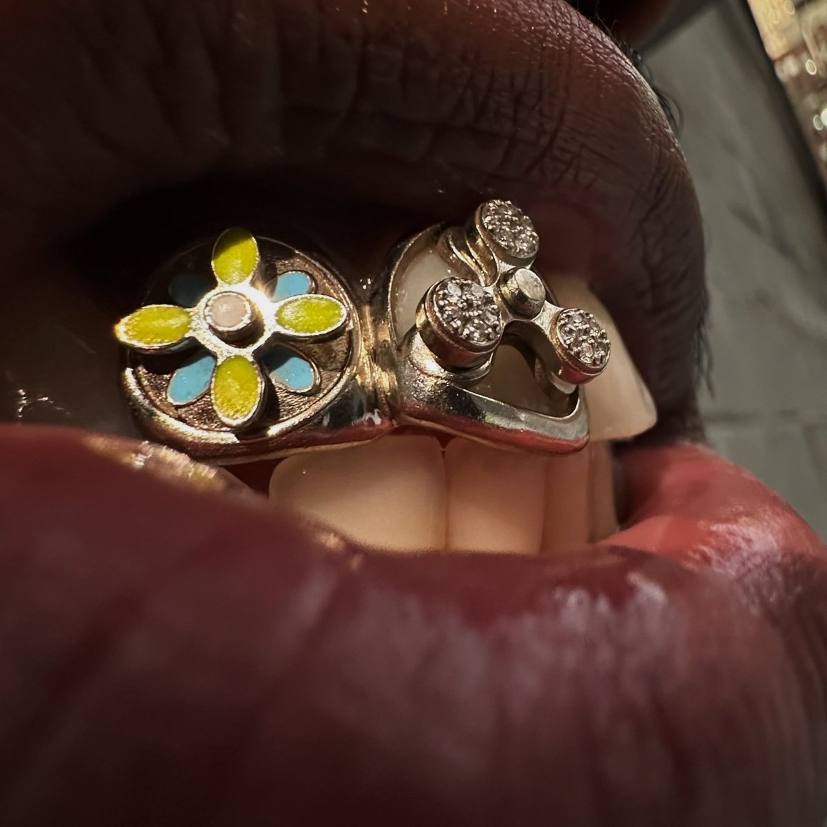 fineassfronts's tweet photo. ✨14k “Fidget Spinner” Grillz w/diamonds &amp; enamel ✨

https://t.co/6JnAv72XwU 
Schedule your consultation today! ☺️😉 https://t.co/ALM40muQPR