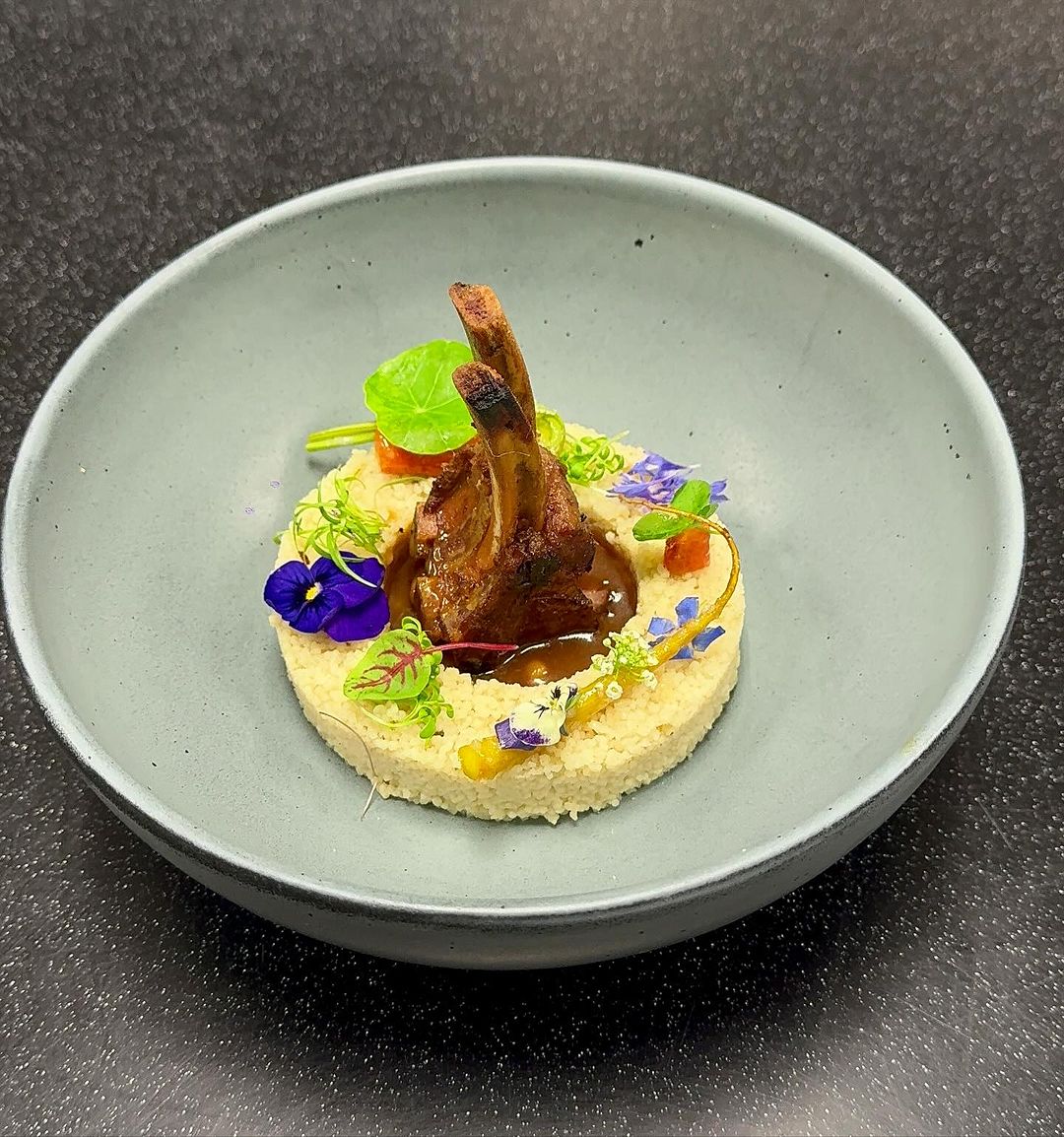 giio_munoz's tweet photo. Métodos de Cocción Avanzados 

Costillas de cordero especiadas envueltas en hoja de momo sous vide + cuscus + salsa de cerveza cremosa + zanahorias glaseadas.
🖤👨🏻‍🍳🤌🏻

#chef #Gastronomía
#chefenproceso #arte https://t.co/2MyQps4GAe