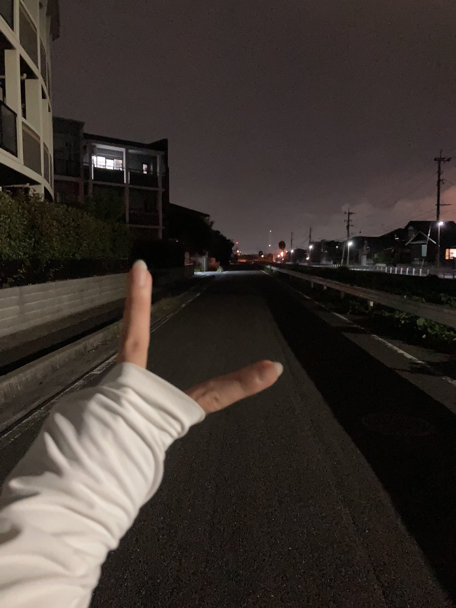 試験前夜。

一睡もできんかった🤣
ので、リフレッシュのために3時に散歩。

車が1台もない✨