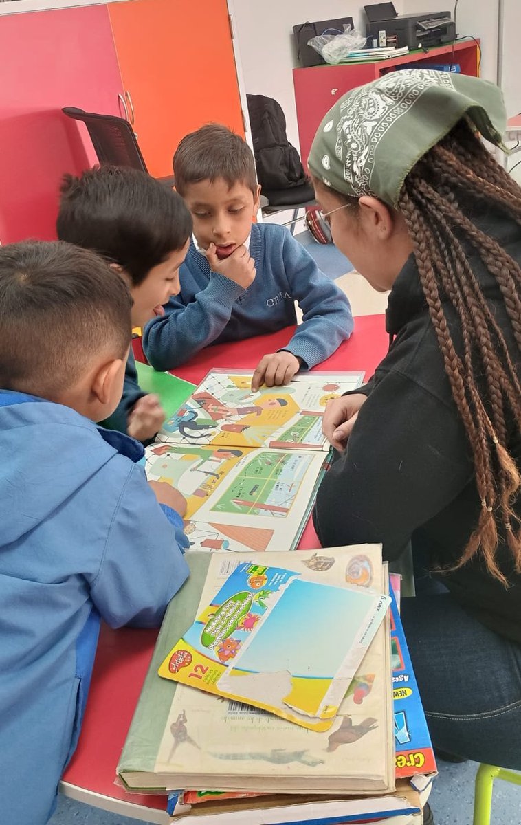 crusmealto's tweet photo. Nuestros estudiantes del #CEDRuralChizacá hoy vivieron una gran experiencia en el taller de Insectos y Microorganismos, con el apoyo del colectivo #RUPAO seguimos conectamos con la #Ciencia y el #Arte

@Educacionbogota @UsmeAlcaldia #Chisacá #UsmeRural #UnaEducaciónQueTeResponde https://t.co/v2SM5MhPza