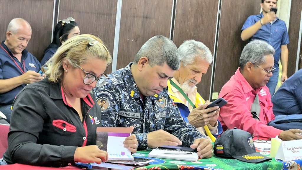 CLPP_Iribarren1's tweet photo. #EnFotos 📸🤩 Desde las Instalaciones de @corpolara se desarrollo Plenaria de la Mesa Mapa ACA Agenda Concreta de Acción y Mapa de Soluciones, con directores y responsables de instituciones Estadales y municipales.

@NicolasMaduro
@ComunasVE_
@LuisJonasReyes https://t.co/hkdn8pgMeD