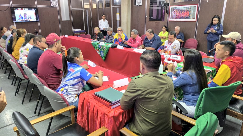 #EnFotos 📸🤩 Desde las Instalaciones de <a href="/corpolara/">Corporación de Desarrollo Jacinto Lara</a> se desarrollo Plenaria de la Mesa Mapa ACA Agenda Concreta de Acción y Mapa de Soluciones, con directores y responsables de instituciones Estadales y municipales.

<a href="/NicolasMaduro/">Nicolás Maduro</a>
@ComunasVE_
<a href="/LuisJonasReyes/">Luis Jonás Reyes</a>