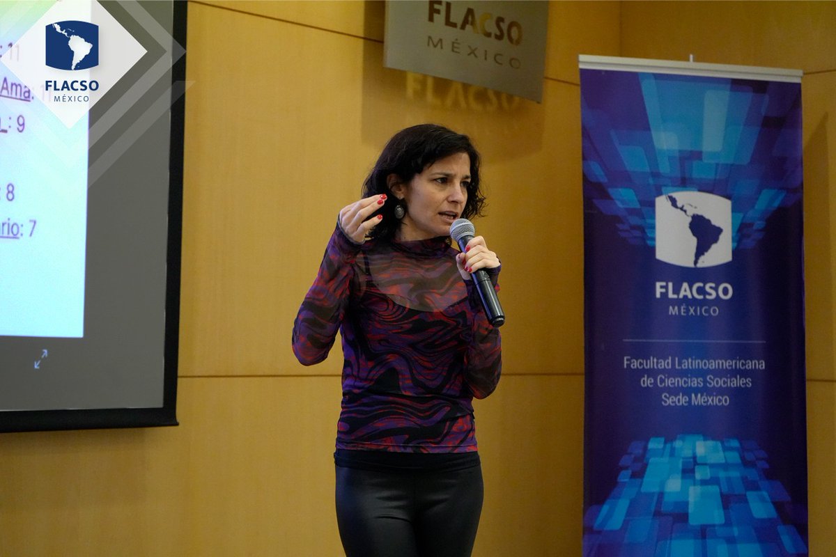 FlacsoMx's tweet photo. 📸 Esta mañana, la Dra. Natalia Aruguete (@natyaruguete), profesora de la Universidad Nacional de Quilmes, dictó la conferencia inaugural de la #Maestría en #ComunicaciónPolítica Estratégica (#MACPE), "Nosotros contra ellos: El rol de las redes en la confirmación de nuestras creencias y el rechazo de las ideas opuestas" ante las y los integrantes de su Primera Promoción (2022-2024).
Durante su ponencia la Dra. Aruguete compartió con el estudiantado las nociones para comprender como operan las redes sociales, específicamente X (antes Twitter) para impulsar agendas en entornos tan cambiantes y segmentados como en los que estamos viviendo e interactuando.
Para explicar lo anterior, la especialista en el estudio de las redes sociales, hizo un análisis de los ejemplos de las dos últimas elecciones presidenciales en Argentina. Puso en la mesa los conceptos “disonancia y congruencia cognitiva”, así como “atención y percepción selectiva”, entre otros para mostrar cómo se interactúa en las redes sociales y se amplifican los mensajes, los cuales a su vez tienen un impacto en la polarización y la visibilización de agendas particulares.
Si te perdiste la conferencia o deseas volver a consultarla visita: https://t.co/VNA3aXOAPm