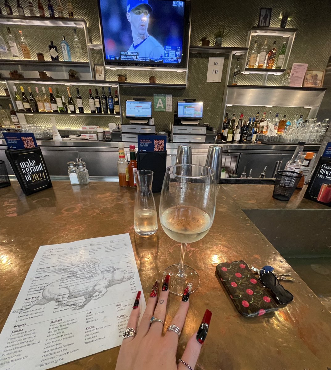 BinxMad's tweet photo. I know an airport bar hates to see me coming https://t.co/aIYpsVblmD