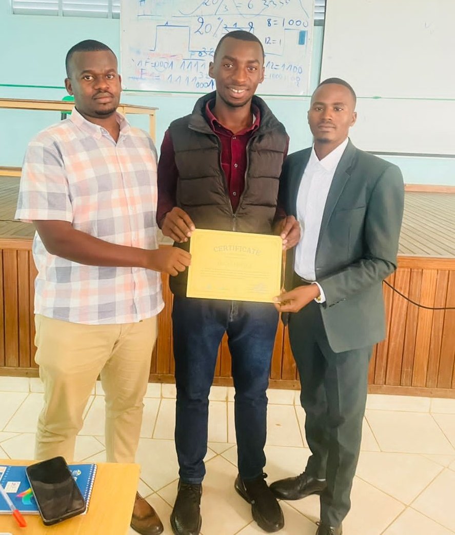 UravaStudents's tweet photo. Dufashijwe na Director wa Agriculture mukarere na Manager wa Inyange industries hatanzwe certificate kubanyeshuri babiri , Theophile NIYONIZEYE ufite umushinga wokwita ku amatungu magufi abana n'abantu na Oscar MUPOLE ufite umushinga wogukora ibiryo by'amatungo.
#seveninnovators https://t.co/uW0qMtLhOn