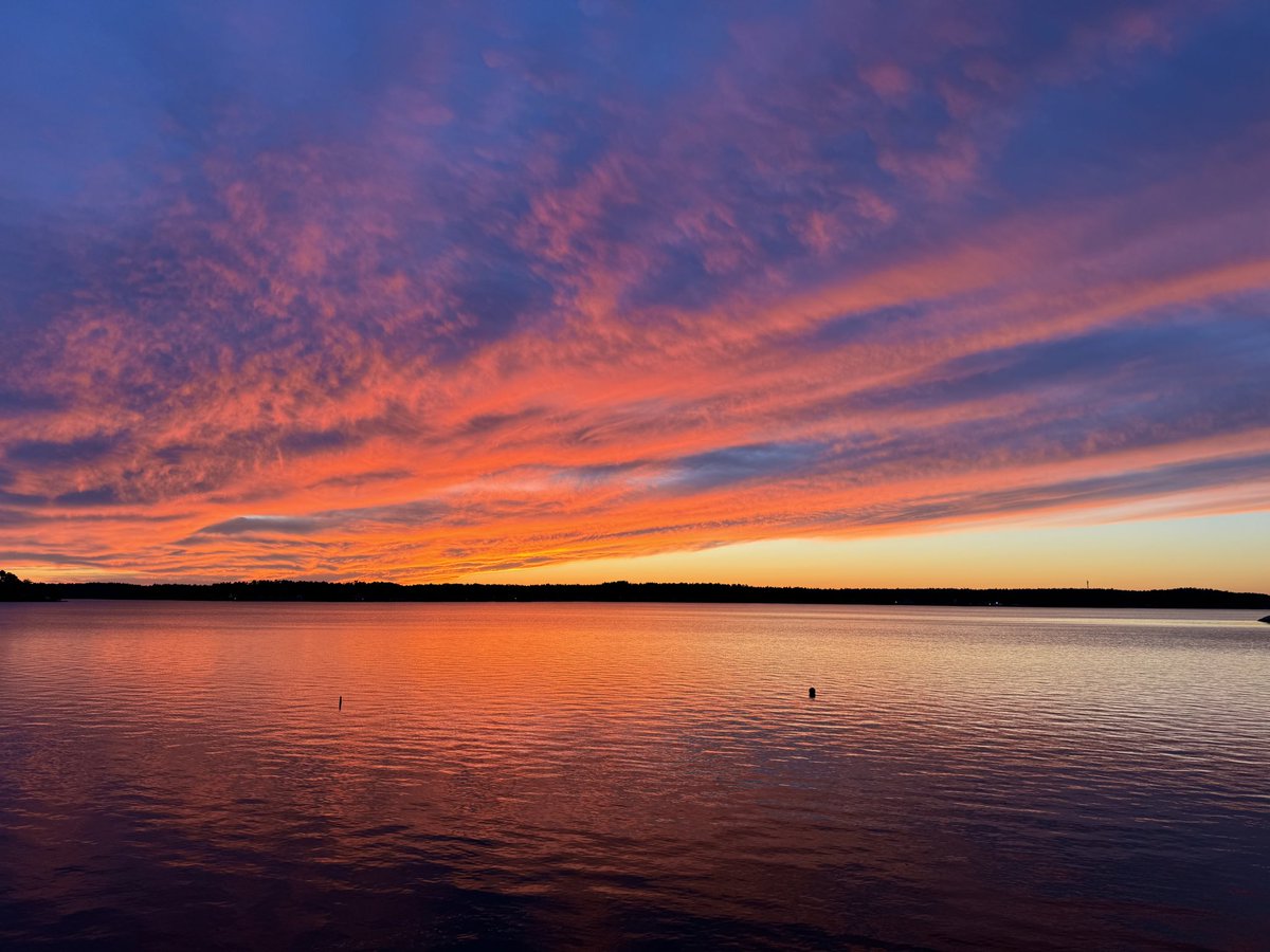 festivus400's tweet photo. @ericfisher Beautiful colors over Long Pond in Lakeville https://t.co/TcIcs6rRbC