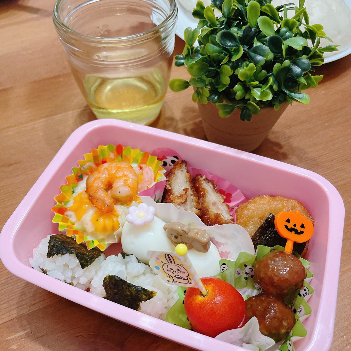pokugou's tweet photo. 娘の遠足のお弁当作りました🍱
冷食バンザイ🙌
 #お弁当  #冷食 https://t.co/OWiHiE2wcO