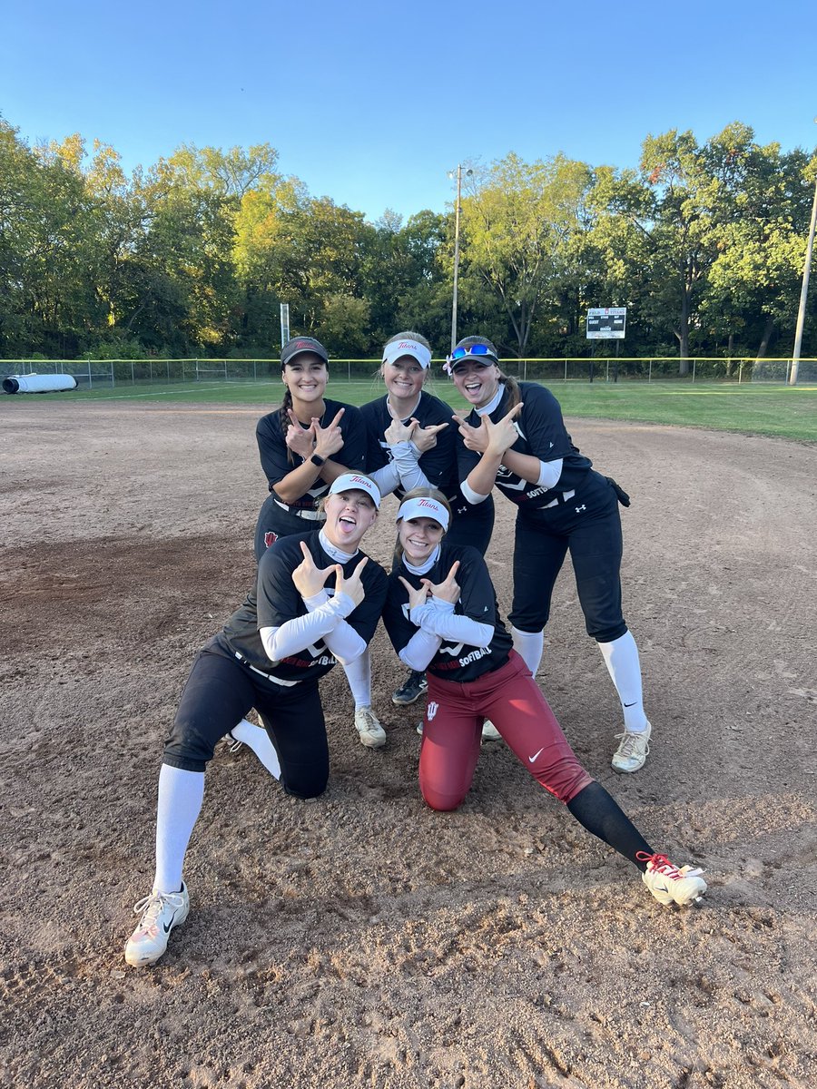 IUSBsoftball's tweet photo. We had a fun Compete Week here in South Bend!! Team 1 (Black team) came out on top with 323 pts for the week ๐ฅ๐ Team 2 (Red team) came in 2nd with 308 pts ๐ฅ and Team 3 (Gray team) came in a close 3rd with 304.5 pts ๐ฅ Great job to all!! #team9 โ๏ธ #competeweek https://t.co/A2syLt0QL0