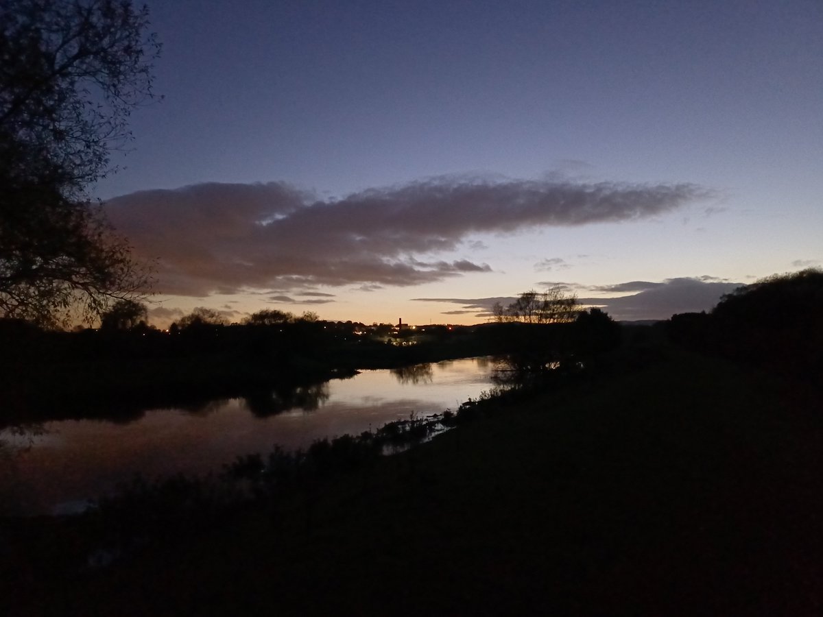 That's no moon!! Lighting up the flooded Trent like daylight #supermoon #HuntersMoon <a href="/StaffsSkies/">Staffordshire Skies</a> no comet though, hopefully tomorrow...