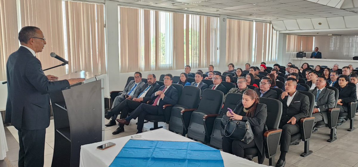 🔵 #CJenTerritorio

El Vocal del <a href="/CJudicaturaEc/">Consejo de la Judicatura</a>, <a href="/MerckBenavides/">Dr. Merck Benavides Benalcázar</a>, brindó una ponencia en la <a href="/CorteCarchi/">Corte Provincial de Justicia de Carchi</a> 🏛️, donde abordó la temática "Las medidas cautelares personales en el Derecho Procesal Penal" 🗣️.

Capacitar al personal judicial es importante para garantizar una