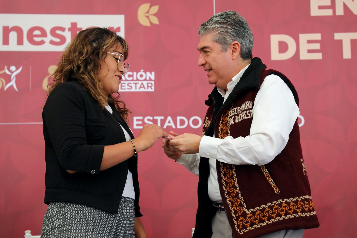 BienestarEdoMx's tweet photo. Con #ElPoderDeServir encomendado por la Gobernadora @delfinagomeza, el secretario de Bienestar @jcgrmx entregó tarjetas de #MujeresConBienestar en el municipio de Atlacomulco, abonando al crecimiento personal y cuidado familiar de las mexiquenses. https://t.co/FuRiPKlDy5