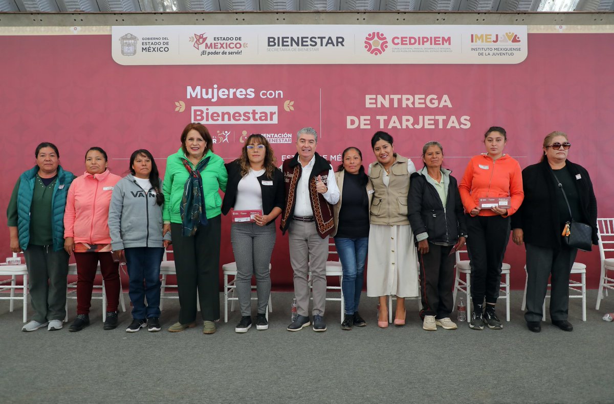 BienestarEdoMx's tweet photo. Con #ElPoderDeServir encomendado por la Gobernadora @delfinagomeza, el secretario de Bienestar @jcgrmx entregó tarjetas de #MujeresConBienestar en el municipio de Atlacomulco, abonando al crecimiento personal y cuidado familiar de las mexiquenses. https://t.co/FuRiPKlDy5