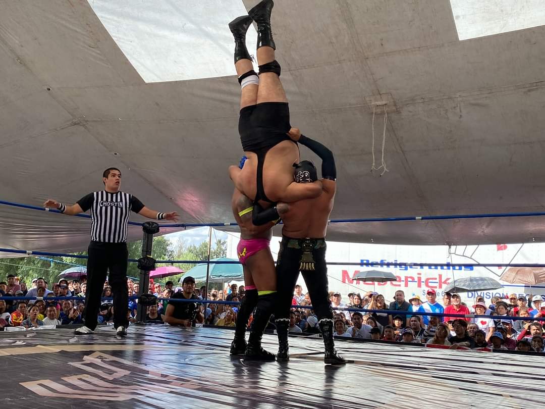 LaTijeraLucha's tweet photo. Las #CopasCentralDeAbastosSanVicenteChicoloapan son para la dupla de #Calibos y #PerlaNegra al rendir a los jóvenes #Aztlan y #Principe en la recta final, previamente habían quedado fuera de las acciones #TentacionDivina, #KidLaberinto, #MedievalIII... https://t.co/85PGD7Jguc