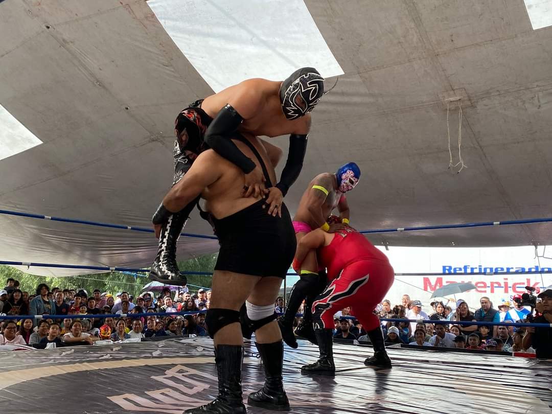 LaTijeraLucha's tweet photo. Las #CopasCentralDeAbastosSanVicenteChicoloapan son para la dupla de #Calibos y #PerlaNegra al rendir a los jóvenes #Aztlan y #Principe en la recta final, previamente habían quedado fuera de las acciones #TentacionDivina, #KidLaberinto, #MedievalIII... https://t.co/85PGD7Jguc