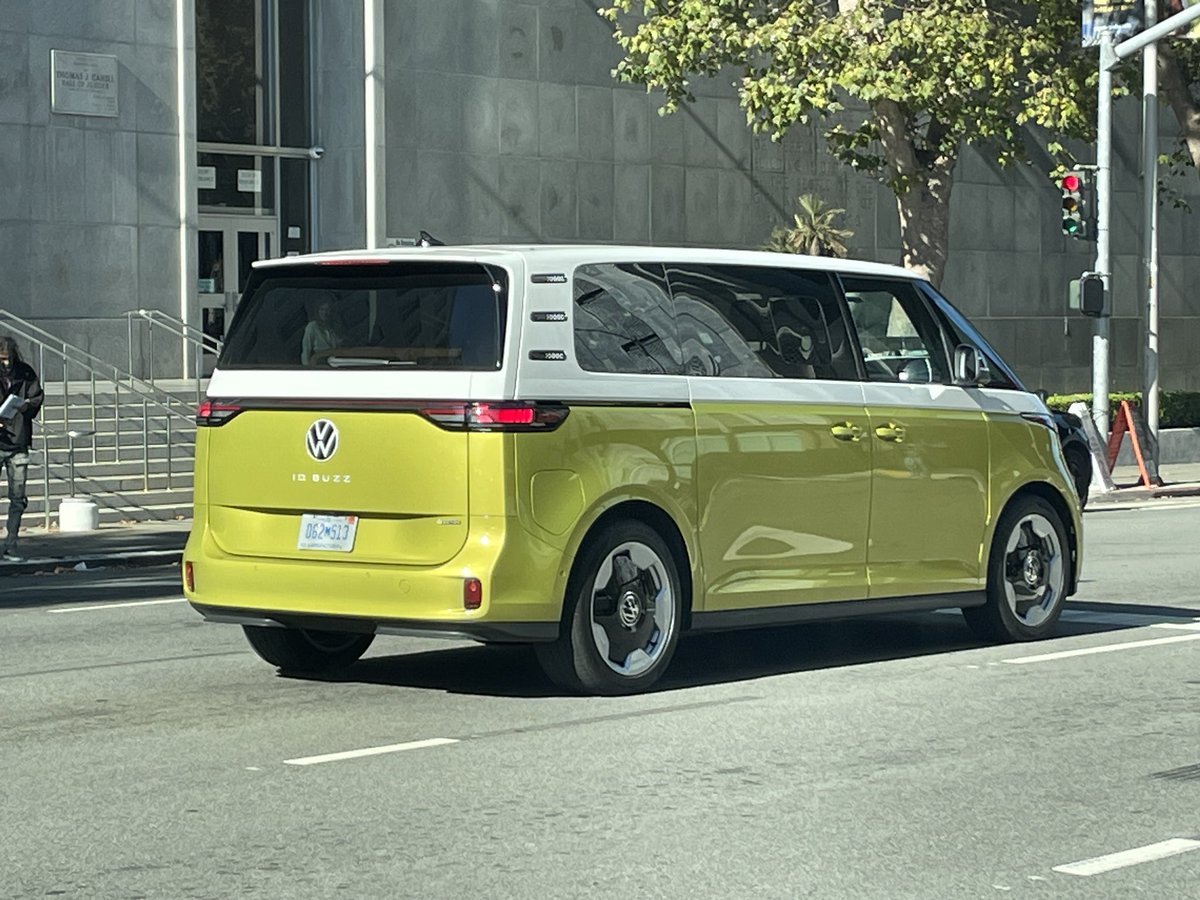 newsfroggie's tweet photo. Just saw a VW ID. Buzz in the wild here in SF. Would you pay 61k-70k for one? #vwidbuzz #vw #sf #slugbuzz https://t.co/cEwFW1MTs2