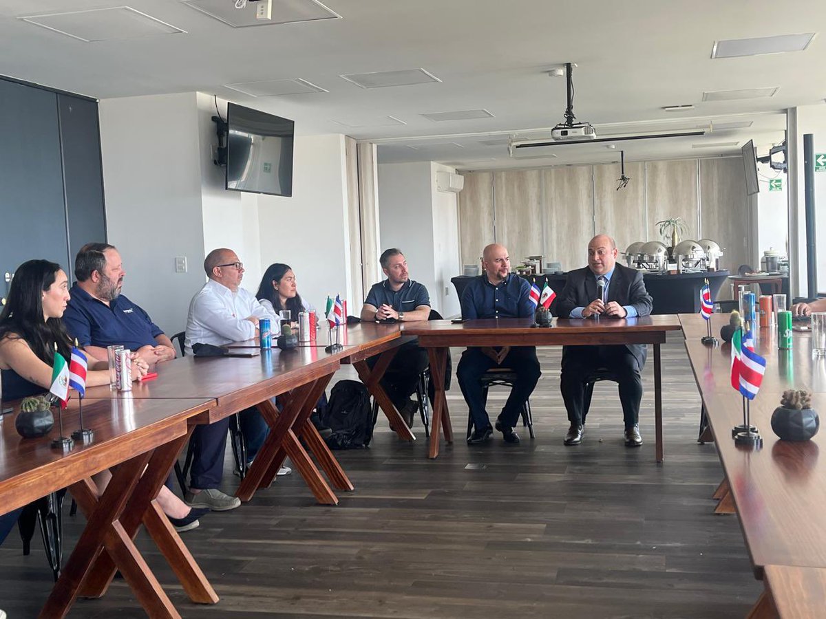 Hoy participé en una expedición de empresarios costarricenses interesados en el mercado mexicano. Compartimos sobre las oportunidades y el potencial de muchos de ellos. Gracias a <a href="/Procomer_CR/">PROCOMER</a> por la coordinación y a estos valientes por su empeño.