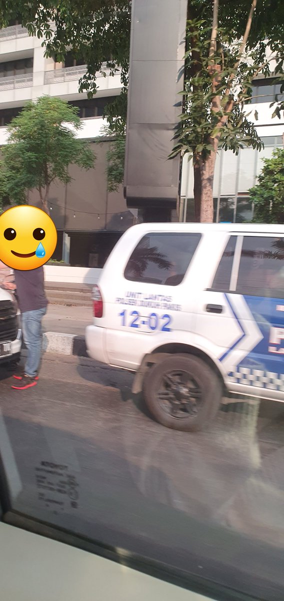 Diniandik's tweet photo. Yg suka muter depan Spazio dr PTC, males muterin danau , Jangan dek ya🤭 #kemarin. Sering2 aja Pak Polisi standby disana, byk banget yg suka muter disitu. Kita yg taat ini kadang sebel jg liat yg suka muter disini krn hrs ngalah nungguin pelanggar berbelok dulu @e100ss https://t.co/WgpQo6oQbd