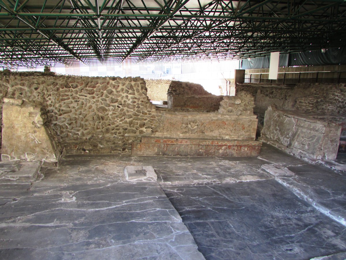 La Casa de las Águilas tuvo gran relevancia en la vida religiosa de Tenochtitlan. Dentro de este edificio se llevaban a cabo la meditación y la penitencia, así como la realización de ofrendas.
Ven y descubre este espacio en la Zona Arqueológica del Templo Mayor.